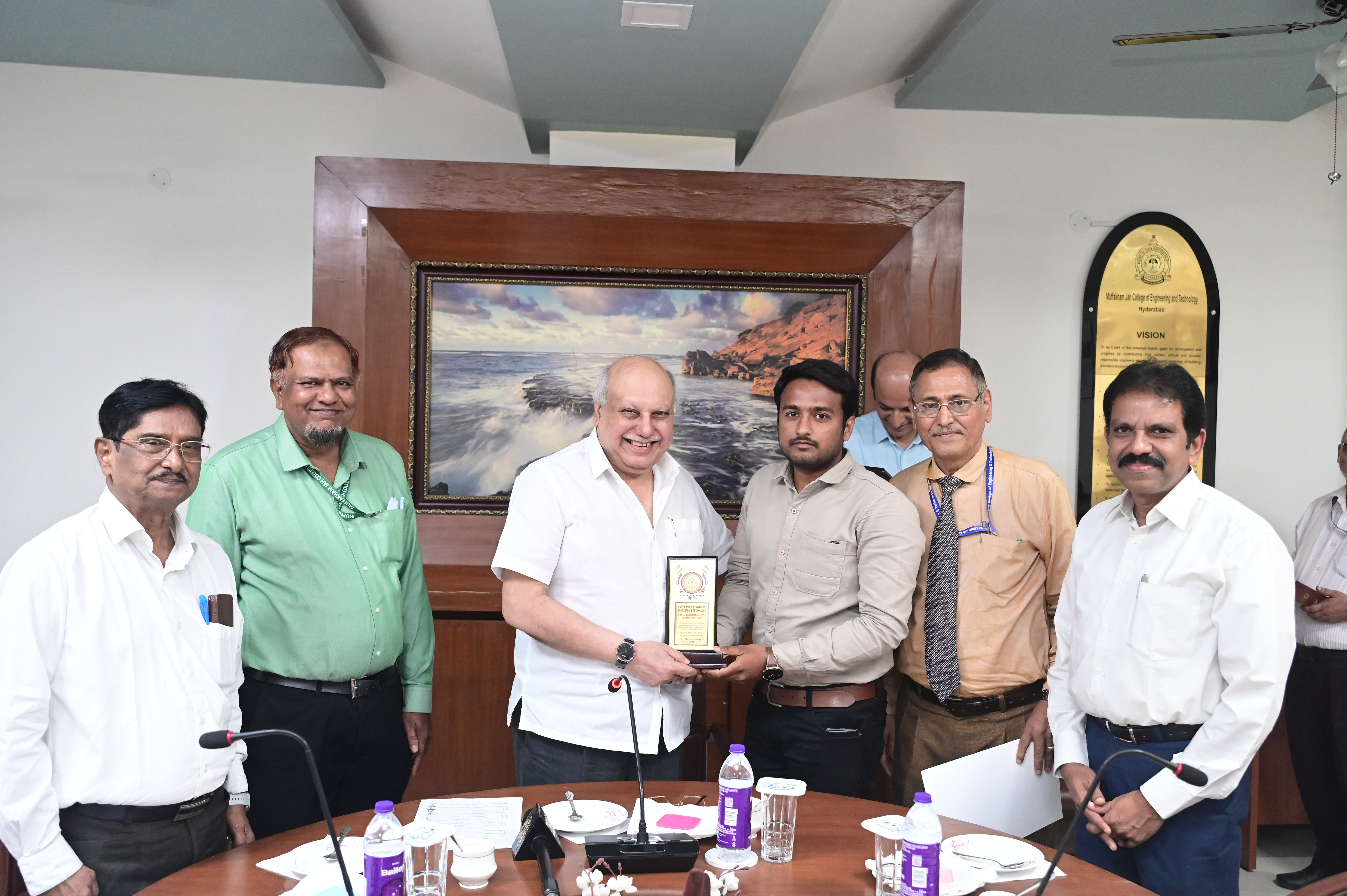 Mr. Mohammed Yaqoob Ali Sohail, AE receiving memento from Hon. Secretary Janab Zafar Javeed, SUES